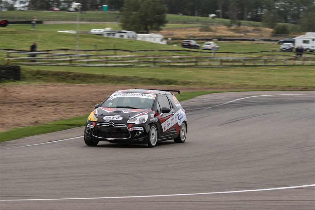 Linda Vekka og resten af finske Linda Vekka Motorsport leverede et superflot comeback. Efter et stort crash i første heat efterlod en bil helt uden hjul og ophæng på forreste hjørne foran, så blev bilen klar på rekordtid til finalen. Respekt!
(Foto: Niklas Majgaard)